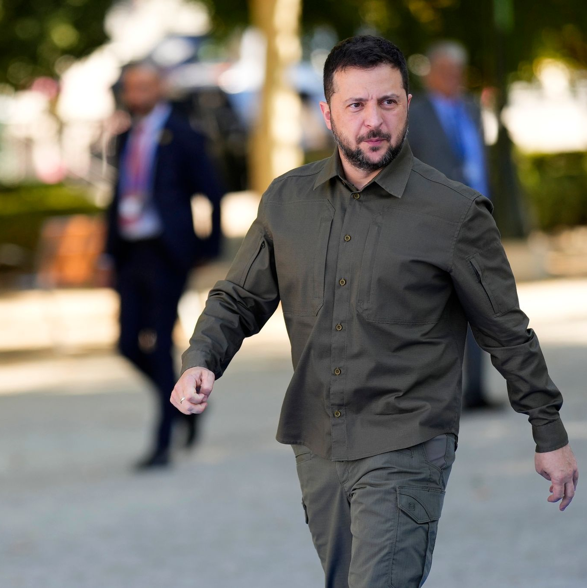 Der ukrainische Präsident Wolodymyr Selenskyj bestätigt die Lieferung und den ersten Einsatz amerikanischer ATACMS-Raketen. - Foto: Manu Fernandez/AP/dpa