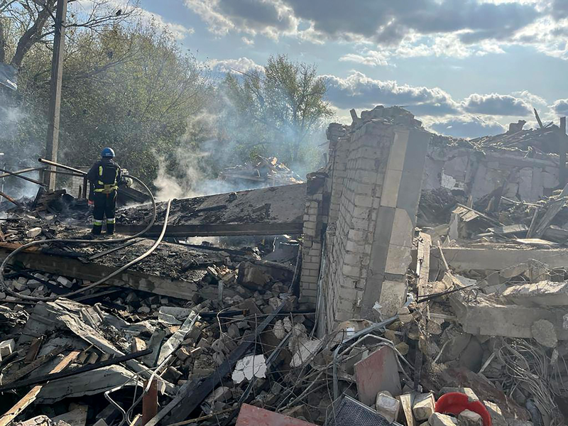 Feuerwehrleute umgeben von Trümmern im ukrainischen Dorf Hrosa. Ein russischer Raketenangriff hat hier Dutzende Menschen getötet. - Foto: Uncredited/Ukrainian Presidential Press Office/AP