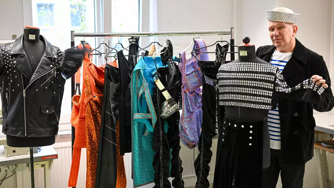 Der Modedesigner Jean Paul Gaultier präsentiert Kostüme für die neue Show im Berliner Friedrichstadt-Palast. - Bild: Jens Kalaene/dpa