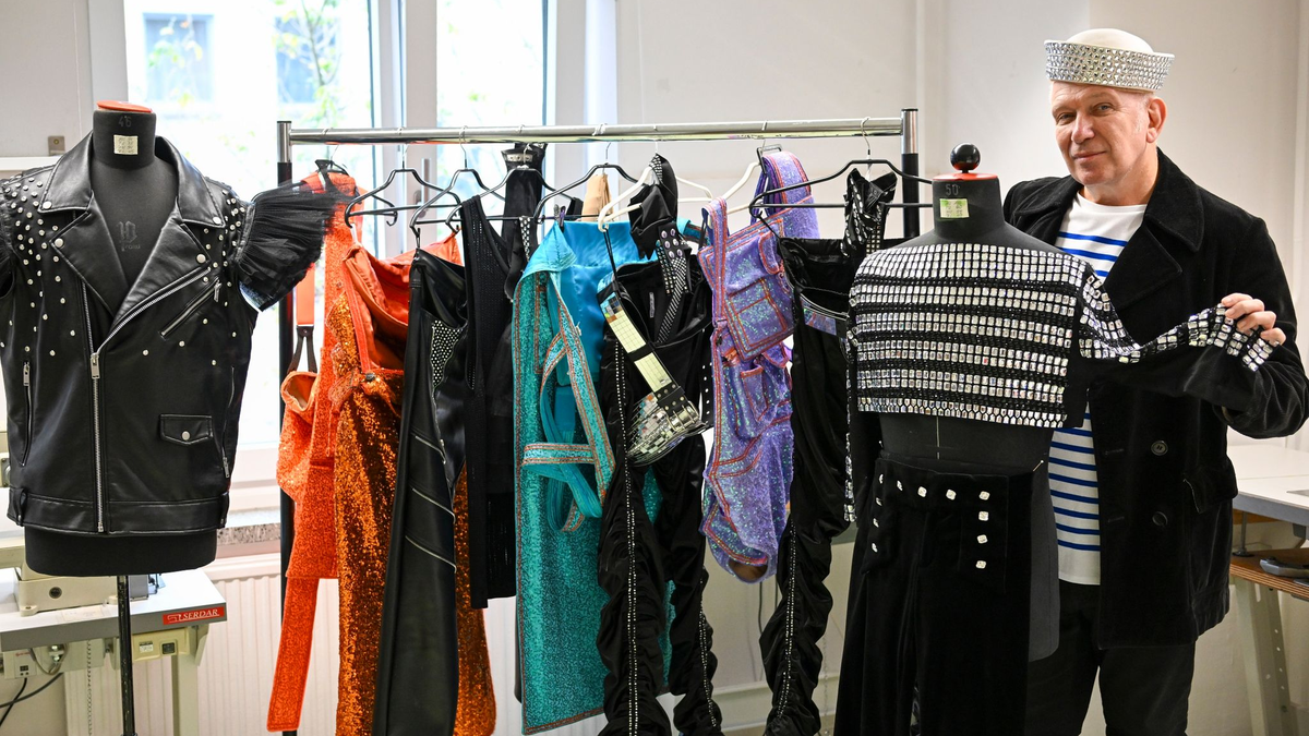 Der Modedesigner Jean Paul Gaultier präsentiert Kostüme für die neue Show im Berliner Friedrichstadt-Palast. - Foto: Jens Kalaene/dpa