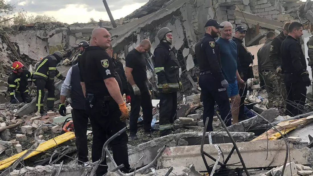 Rettungskräfte suchen nach Opfern des russischen Raketenangriffs. - Bild: Uncredited/Ukrainian Police Press Office/AP/dpa