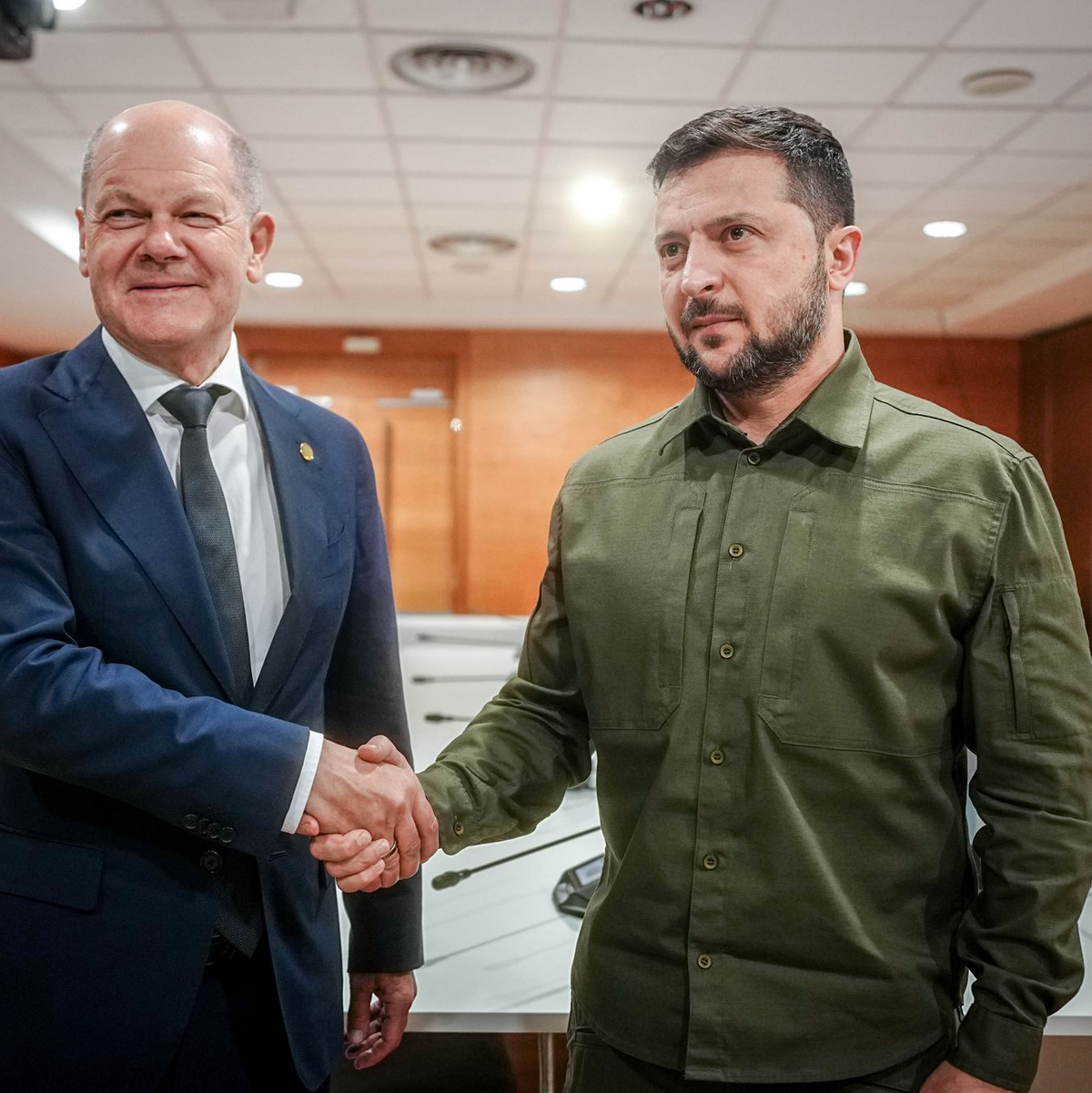 Bundeskanzler Olaf Scholz empfängt den ukrainischen Präsidenten Wolodymyr Selenskyj vor dem Bundeskanzleramt zu einem Arbeitsbesuch. - Foto: Kay Nietfeld/dpa