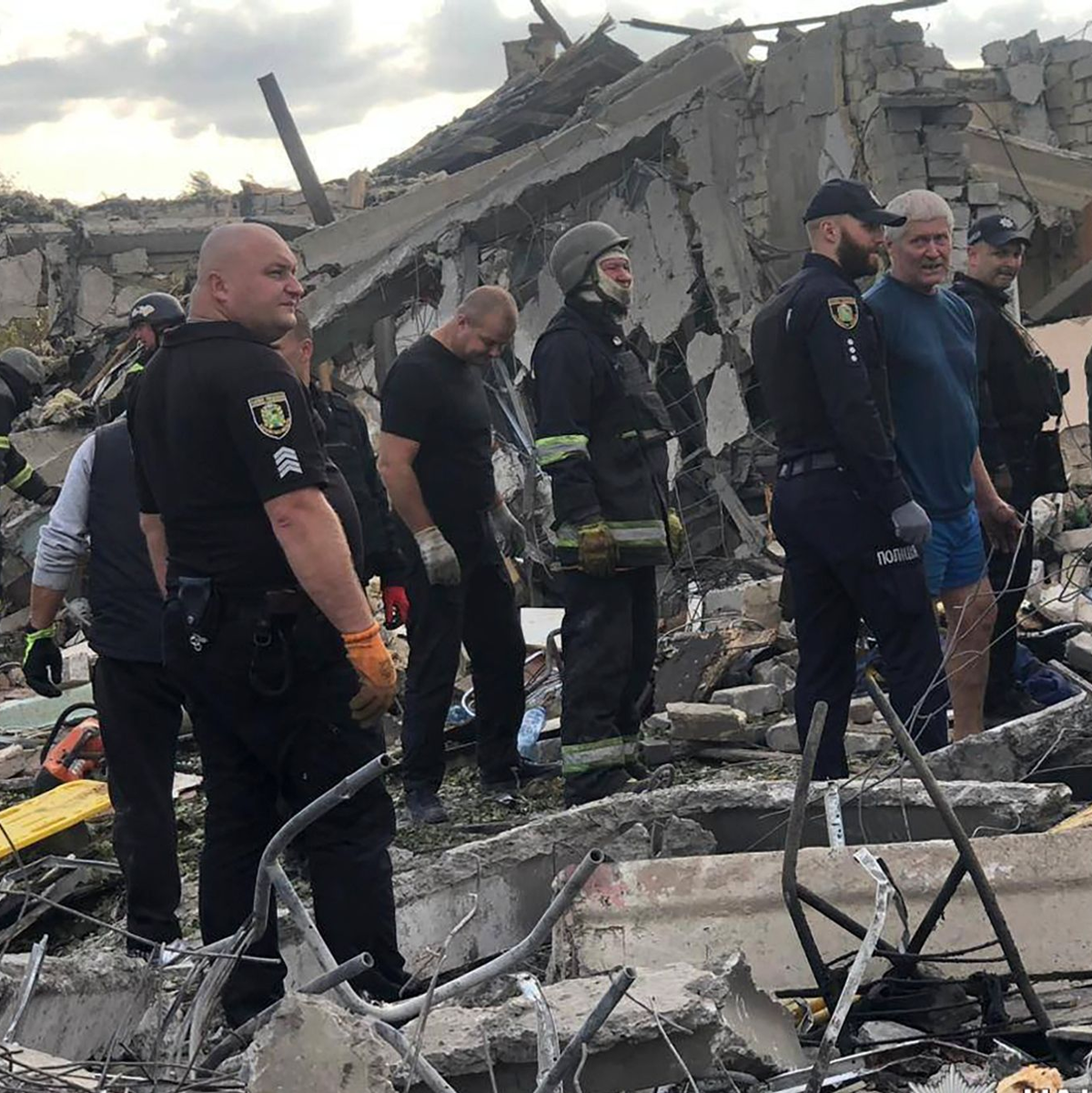 Rettungskräfte suchen nach Opfern des russischen Raketenangriffs. - Foto: Uncredited/Ukrainian Police Press Office/AP/dpa