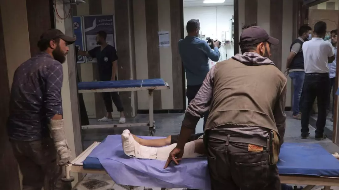 Verletzte in einem Krankenhaus in Idlib. Bei einem Drohnenangriff auf eine Militärakademie in der Stadt Homs wurden Dutzende Menschen getötet. - Bild: Uncredited/Syrian Civil Defense White Helmets/AP