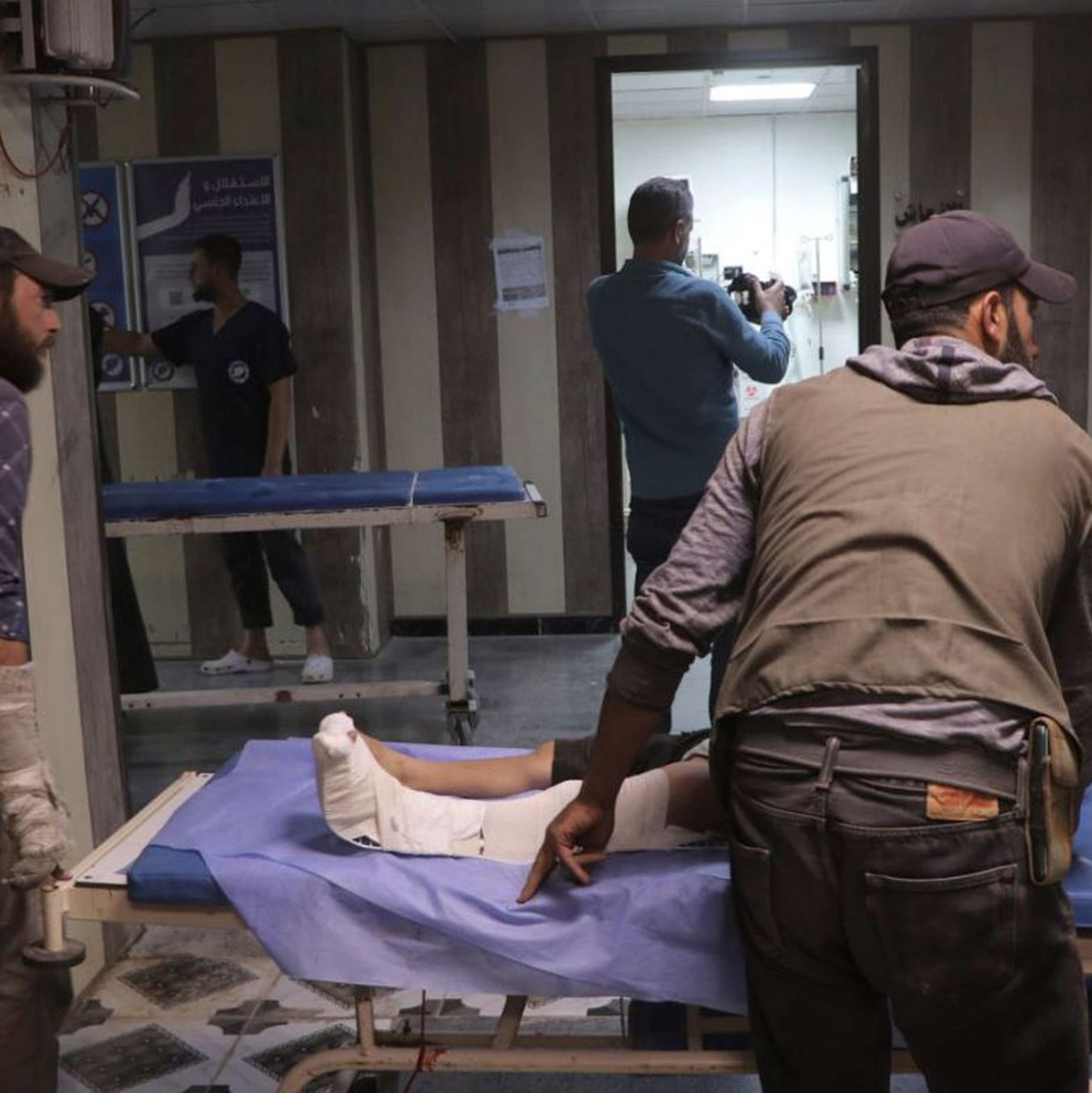 Verletzte in einem Krankenhaus in Idlib. Bei einem Drohnenangriff auf eine Militärakademie in der Stadt Homs wurden Dutzende Menschen getötet. - Foto: Uncredited/Syrian Civil Defense White Helmets/AP