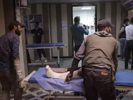 Verletzte in einem Krankenhaus in Idlib. Bei einem Drohnenangriff auf eine Militärakademie in der Stadt Homs wurden Dutzende Menschen getötet. - Foto: Uncredited/Syrian Civil Defense White Helmets/AP
