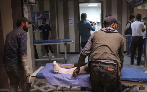 Verletzte in einem Krankenhaus in Idlib. Bei einem Drohnenangriff auf eine Militärakademie in der Stadt Homs wurden Dutzende Menschen getötet. - Foto: Uncredited/Syrian Civil Defense White Helmets/AP