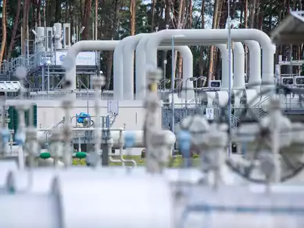 Rohrsysteme und Absperrvorrichtungen in der Gasempfangsstation der Ostseepipeline Nord Stream in Lubmin. - Foto: Stefan Sauer/dpa
