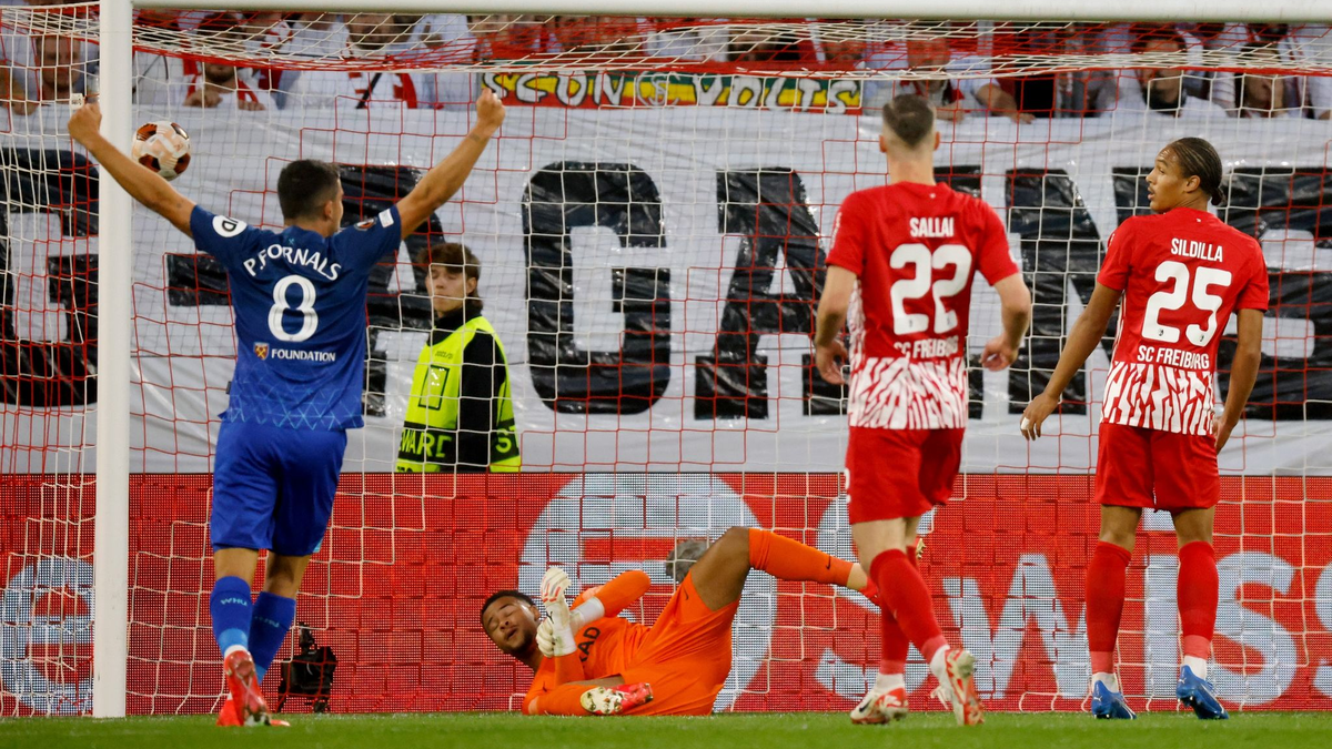 West Ham United (blaue Trikots) konnte sich über einen Sieg in Freiburg freuen. - Foto: Philipp von Ditfurth/dpa