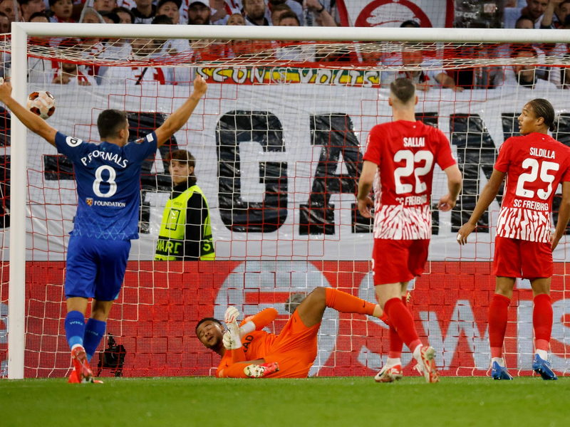 West Ham United (blaue Trikots) konnte sich über einen Sieg in Freiburg freuen. - Foto: Philipp von Ditfurth/dpa