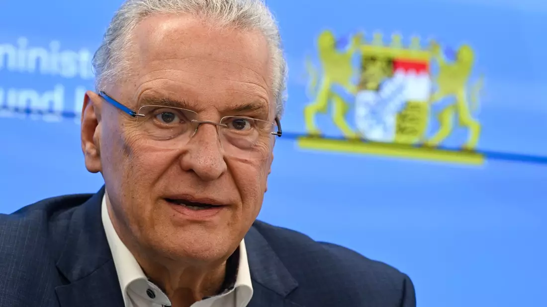 Bayerns Innenminister Joachim Herrmann spricht von «infam und hinterfotzig» im Bezug auf die AfD im aktuellen Wahlkampf. - Bild: Arne Dedert/dpa