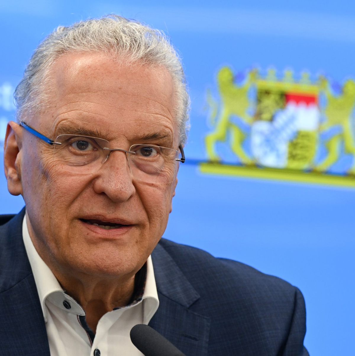 Bayerns Innenminister Joachim Herrmann spricht von «infam und hinterfotzig» im Bezug auf die AfD im aktuellen Wahlkampf. - Foto: Arne Dedert/dpa