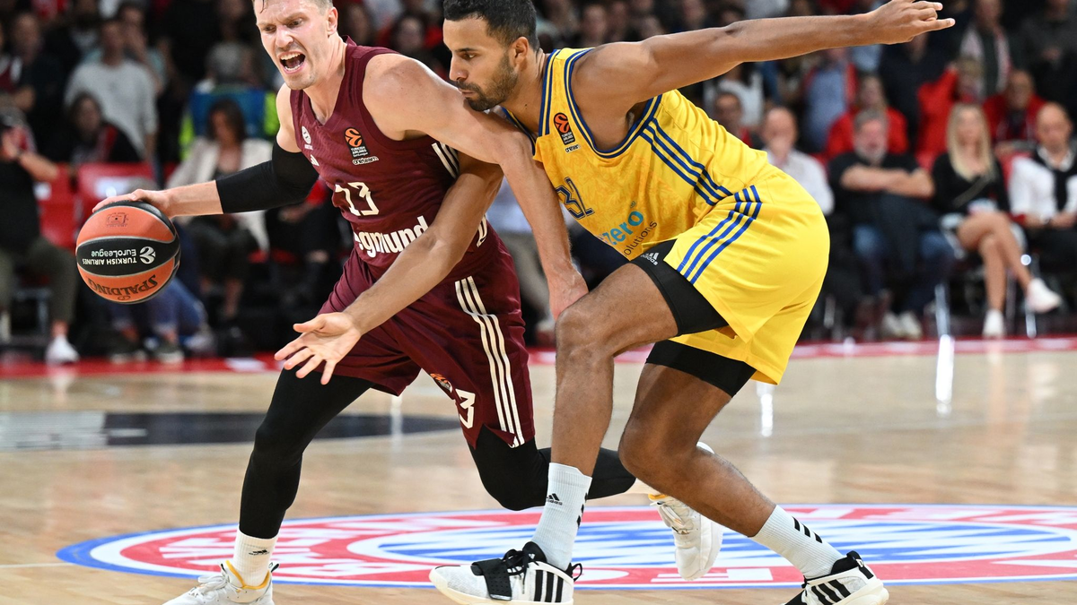 Weltmeister unter sich: Andreas Obst (l) gewann mit Bayern München das Euro-Duell gegen Albas Johannes Thiemann. - Foto: Angelika Warmuth/dpa