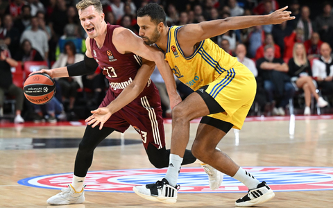 Weltmeister unter sich:Â Andreas Obst (l) gewann mit Bayern MĂŒnchen das Euro-Duell gegen Albas Johannes Thiemann. - Foto: Angelika Warmuth/dpa Weltmeister unter sich:Â Andreas Obst (l) gewann mit Bayern MĂŒnchen das Euro-Duell gegen Albas Johannes Thiemann. - Foto: Angelika Warmuth/dpa