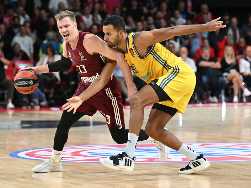 Weltmeister unter sich: Andreas Obst (l) gewann mit Bayern München das Euro-Duell gegen Albas Johannes Thiemann. - Foto: Angelika Warmuth/dpa