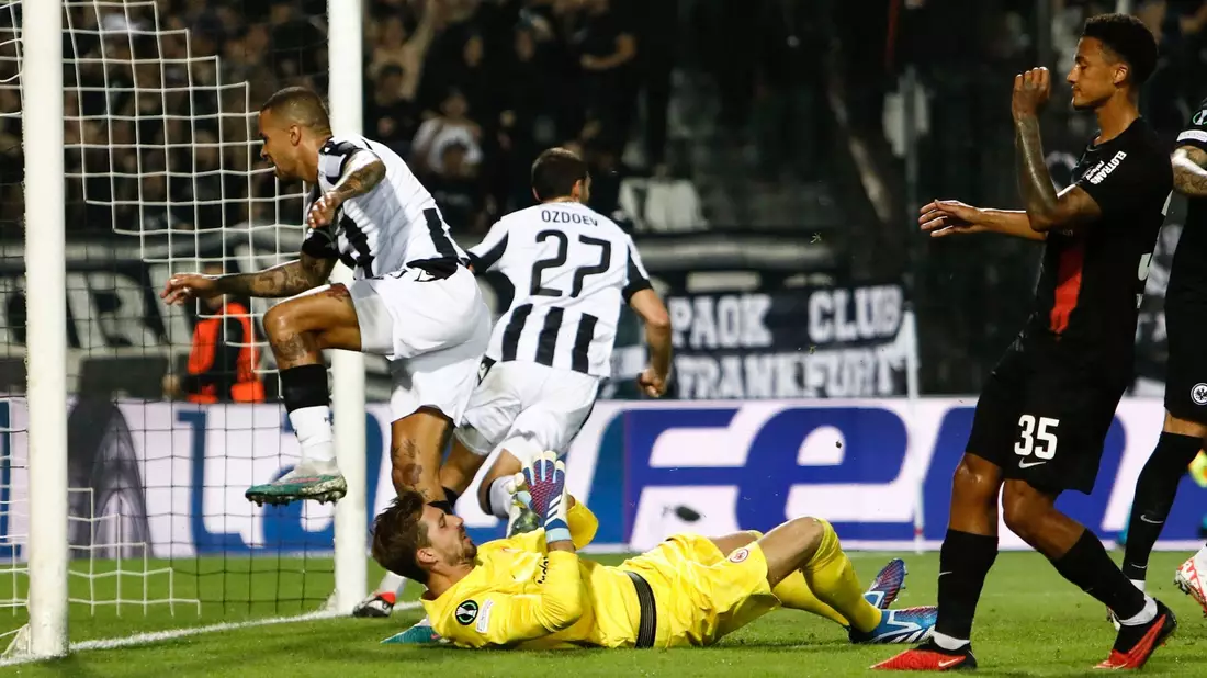 Kevin Trapp musste sich mit Eintracht Frankfurt in Thessaloniki geschlagen geben. - Bild: Giannis Papanikos/AP/dpa