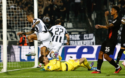 Kevin Trapp musste sich mit Eintracht Frankfurt in Thessaloniki geschlagen geben. - Foto: Giannis Papanikos/AP/dpa