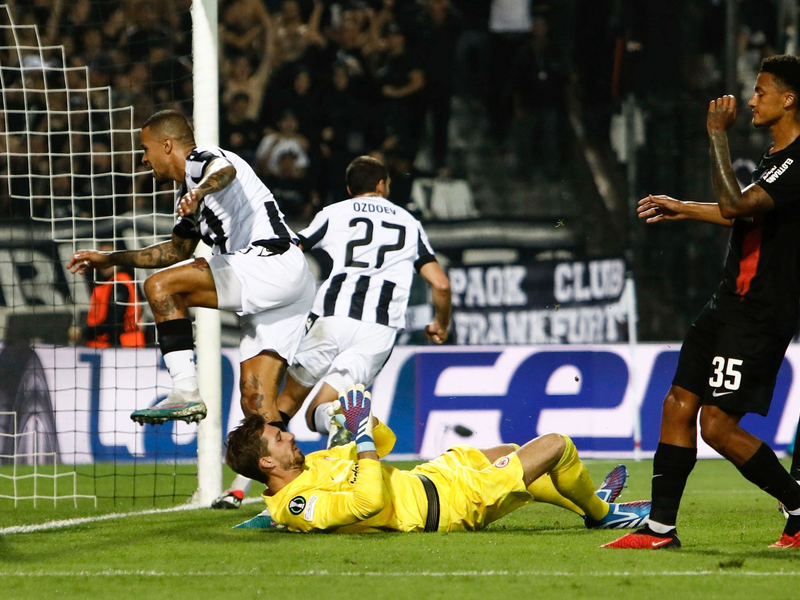 Kevin Trapp musste sich mit Eintracht Frankfurt in Thessaloniki geschlagen geben. - Foto: Giannis Papanikos/AP/dpa