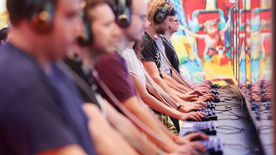 Messebesucher der Computer- und Videospielemesse «Gamescom» testen ein Computerspiel. - Bild: Oliver Berg/dpa