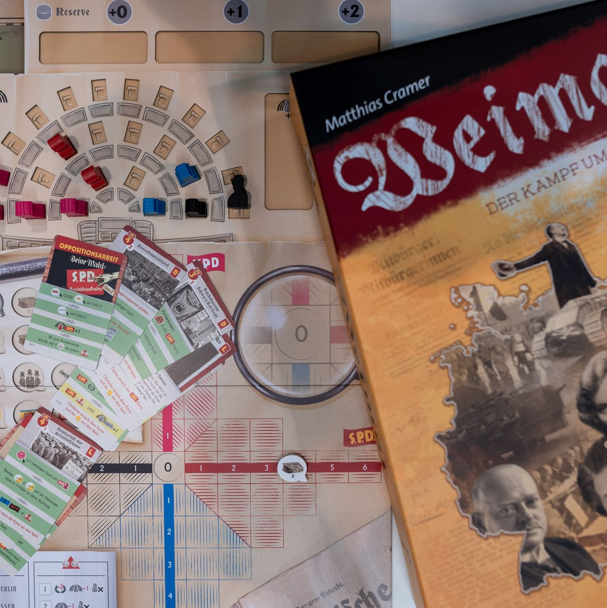 Das Brettspiel «Weimar: Der Kampf um die Demokratie» kann einem Forscher zufolge auch in der Oberstufe eingesetzt werden. - Foto: Fabian Strauch/dpa