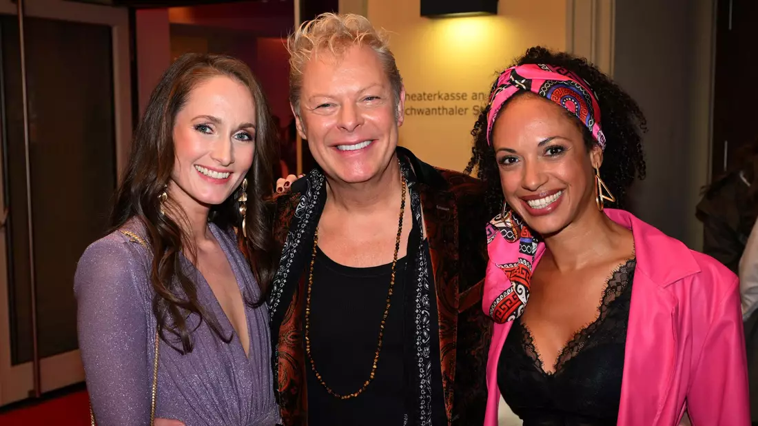 Christin Fahrenkrog-Petersen (l-r),  Komponist Uwe Fahrenkrog-Petersen und Schauspielerin Dionne Wudu bei der Deutschlandpremiere in München. - Bild: Felix Hörhager/dpa