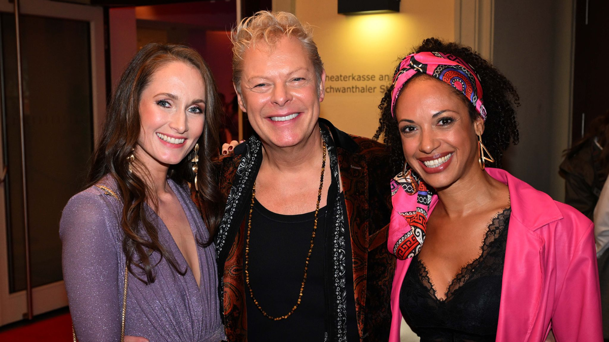 Christin Fahrenkrog-Petersen (l-r),  Komponist Uwe Fahrenkrog-Petersen und Schauspielerin Dionne Wudu bei der Deutschlandpremiere in München. - Foto: Felix Hörhager/dpa