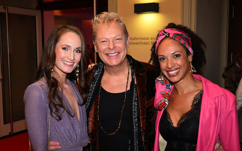 Christin Fahrenkrog-Petersen (l-r),  Komponist Uwe Fahrenkrog-Petersen und Schauspielerin Dionne Wudu bei der Deutschlandpremiere in München. - Foto: Felix Hörhager/dpa