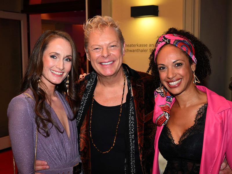Christin Fahrenkrog-Petersen (l-r),  Komponist Uwe Fahrenkrog-Petersen und Schauspielerin Dionne Wudu bei der Deutschlandpremiere in München. - Foto: Felix Hörhager/dpa