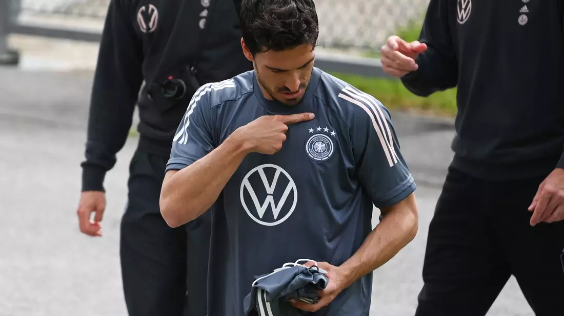 Mats Hummels lobt die BVB-Rückholaktion vor dem Spiel gegen Werder Bremen. - Bild: Federico Gambarini/dpa