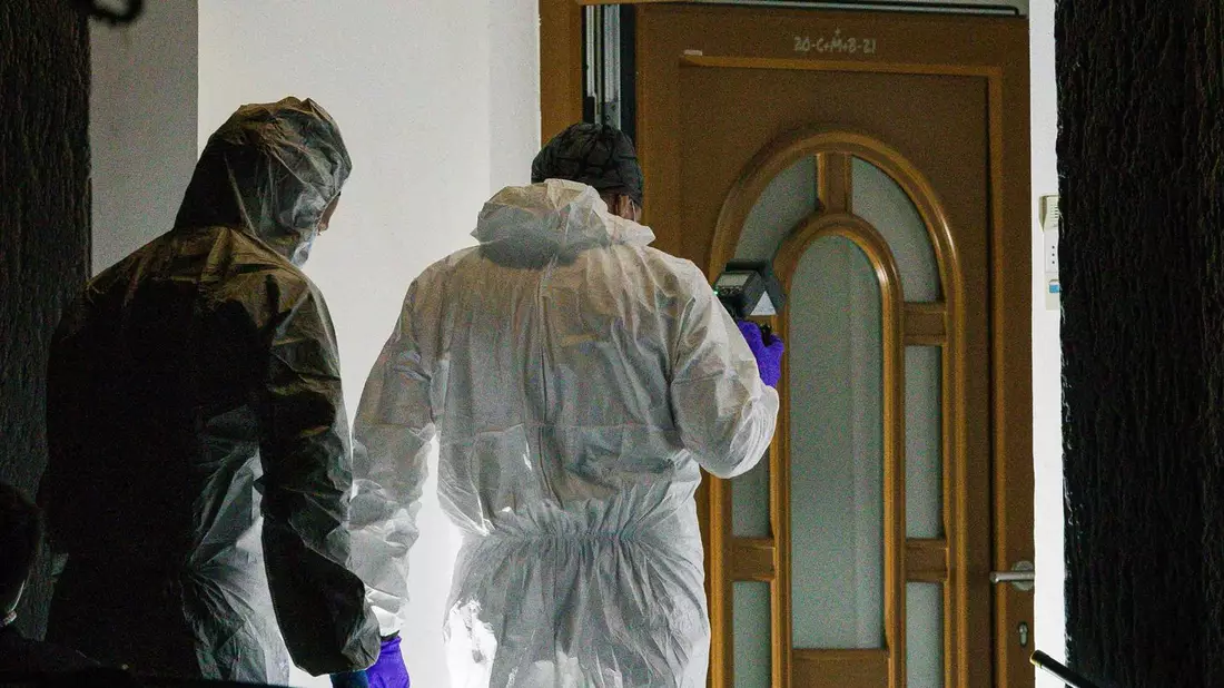 Polizisten betreten im österreichischen Geretsberg ein Haus, in dem ein 82-jähriger Mann gestorben ist. - Bild: Daniel Scharinger/APA/dpa