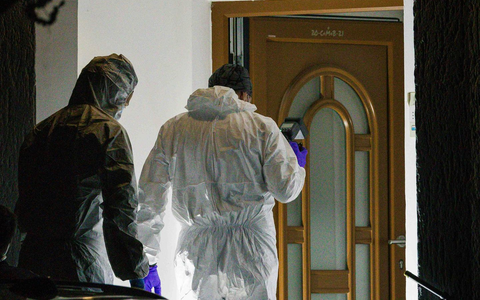 Polizisten betreten im österreichischen Geretsberg ein Haus, in dem ein 82-jähriger Mann gestorben ist. - Foto: Daniel Scharinger/APA/dpa