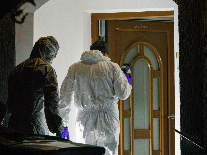 Polizisten betreten im österreichischen Geretsberg ein Haus, in dem ein 82-jähriger Mann gestorben ist. - Foto: Daniel Scharinger/APA/dpa