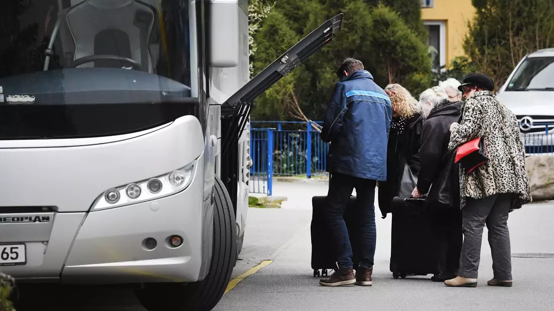 Während der Pandemie gab es für Reisebusse auf Bundes- und Länderebene immer wieder Fahrverbote. - Bild: Stefan Sauer/dpa-Zentralbild/dpa