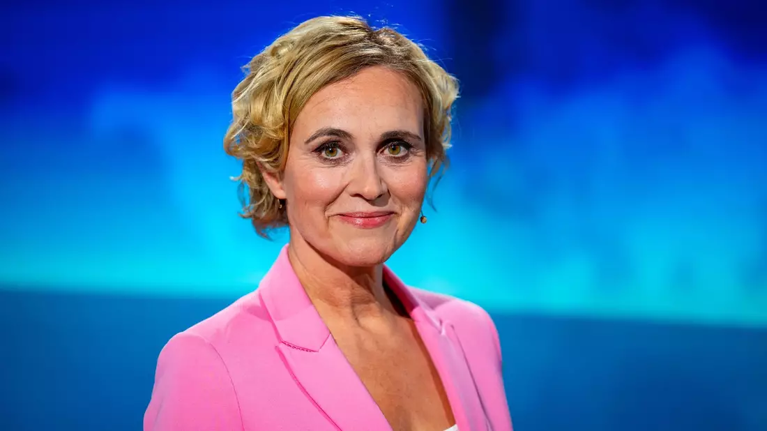Moderatorin Caren Miosga vor ihrer letzten Sendung im Studio. - Bild: Jonas Walzberg/dpa