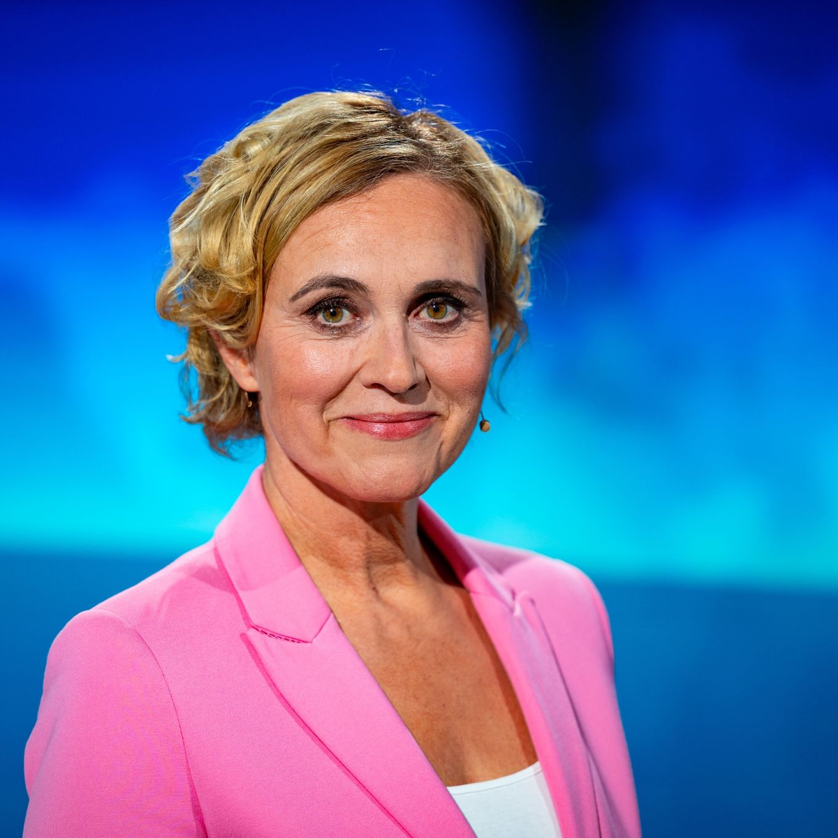 Moderatorin Caren Miosga vor ihrer letzten Sendung im Studio. - Foto: Jonas Walzberg/dpa