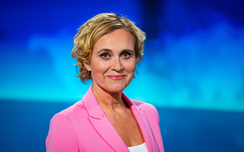Moderatorin Caren Miosga vor ihrer letzten Sendung im Studio. - Foto: Jonas Walzberg/dpa