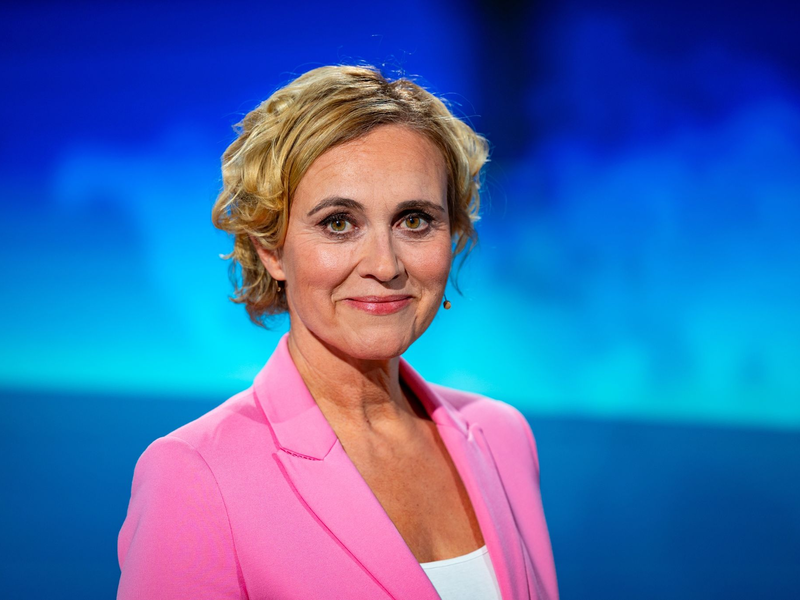 Moderatorin Caren Miosga vor ihrer letzten Sendung im Studio. - Foto: Jonas Walzberg/dpa