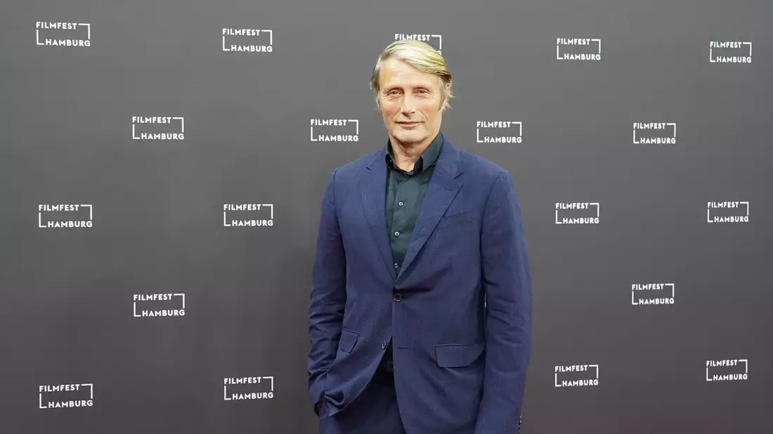 Beim Filmfest Hamburg stellte Mads Mikkelsen kürzlich seinen neuen Film «King's Land» vor. - Bild: Marcus Brandt/dpa