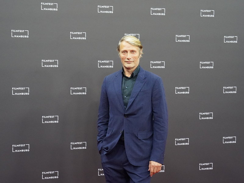 Schauspieler Mads Mikkelsen bei der Premiere des Films «King's Land in Hamburg. - Foto: Marcus Brandt/dpa