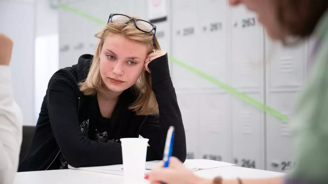 Arina aus der Ukraine sitzt im Ankunftszentrum am ehemaligen Flughafen Tegel. - Bild: Sebastian Gollnow/dpa