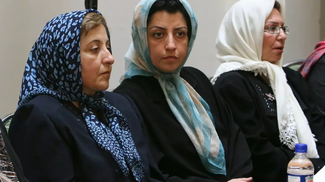 Narges Mohammadi (M.), Menschenrechtsaktivistin aus dem Iran, sitzt im August 2007 neben der iranischen Friedensnobelpreisträgerin Shirin Ebadi (l.). - Bild: Vahid Salemi/AP/dpa
