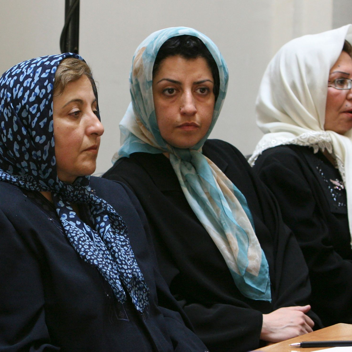 Narges Mohammadi (M.), Menschenrechtsaktivistin aus dem Iran, sitzt im August 2007 neben der iranischen Friedensnobelpreisträgerin Shirin Ebadi (l.). - Foto: Vahid Salemi/AP/dpa