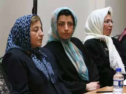 Narges Mohammadi (M.), Menschenrechtsaktivistin aus dem Iran, sitzt im August 2007 neben der iranischen Friedensnobelpreisträgerin Shirin Ebadi (l.). - Foto: Vahid Salemi/AP/dpa