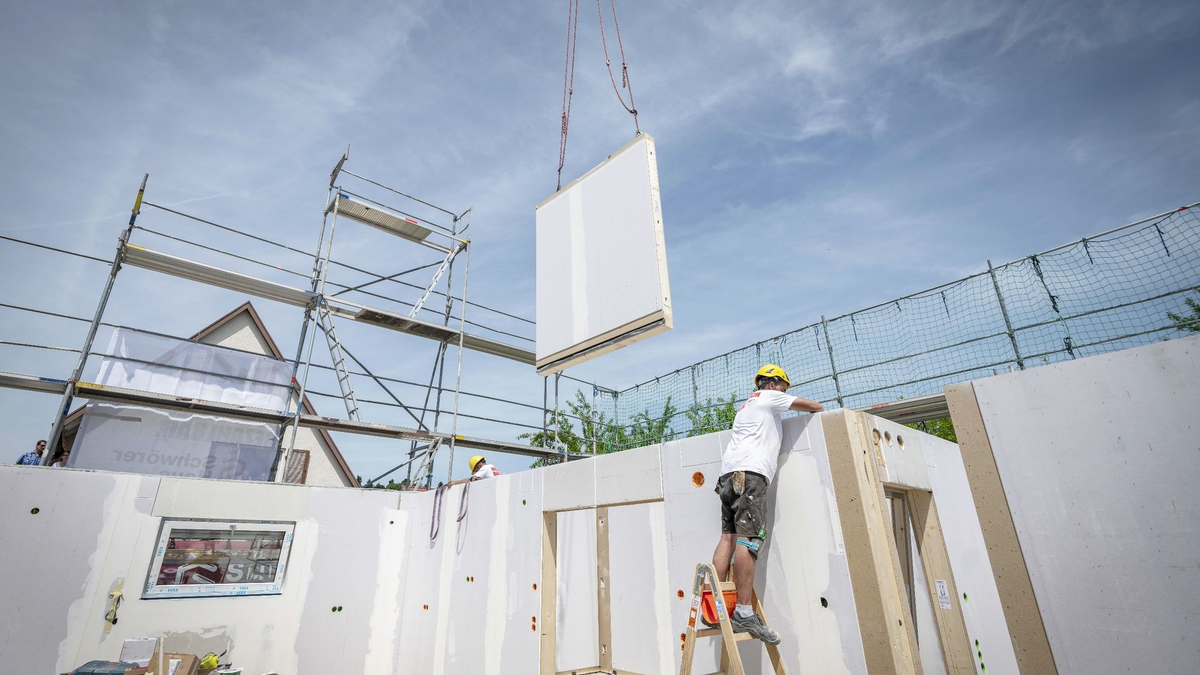 Ein Bauarbeiter arbeitet im Rohbau eines Fertighauses. - Foto: Daniel Maurer/dpa