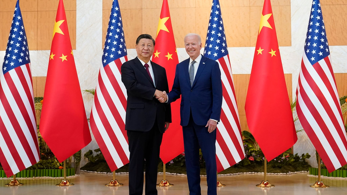 Im vergangenen Jahr kamen US-Präsident Joe Biden (r) und der chinesische Staatschef Xi Jinping beim G20-Gipfel zusammen. - Foto: Alex Brandon/AP/dpa