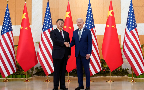 Im vergangenen Jahr kamen US-Präsident Joe Biden (r) und der chinesische Staatschef Xi Jinping beim G20-Gipfel zusammen. - Foto: Alex Brandon/AP/dpa