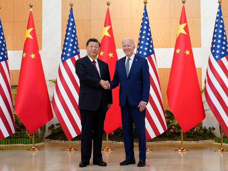 Im vergangenen Jahr kamen US-PrÀsident Joe Biden (r) und der chinesische Staatschef Xi Jinping beim G20-Gipfel zusammen. - Foto: Alex Brandon/AP/dpa