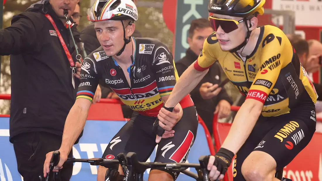 Die Teams von Remco Evenepoel (l) und Jonas Vingegaard werden wohl doch nicht fusionieren. - Bild: Pep Dalmau/belga/dpa