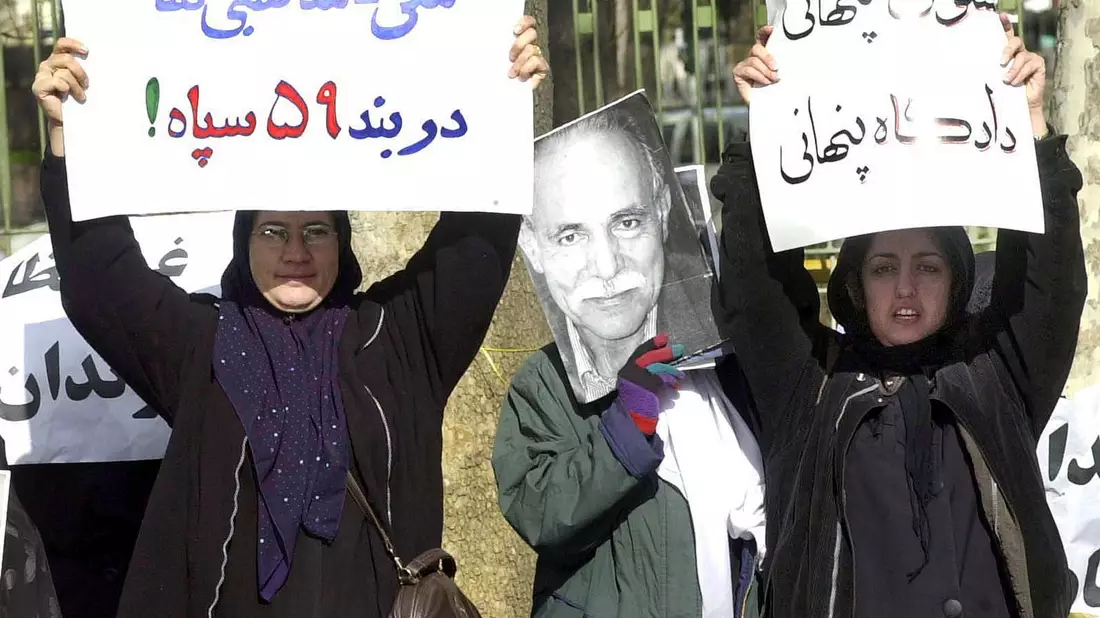 «Ich werde nie aufhören, für die Verwirklichung von Demokratie, Freiheit und Gleichheit zu kämpfen», zitiert die «New York Times» aus einem Statement von Narges Mohammadi. Hier bei einer Demo in Teheran im Jahr 2002. - Bild: Hasan Sarbakhshian/AP/dpa
