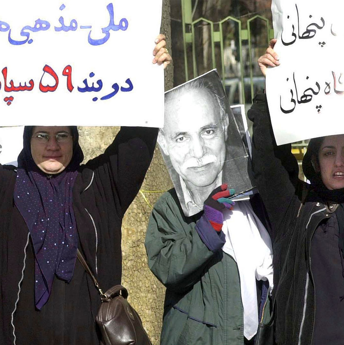 «Ich werde nie aufhören, für die Verwirklichung von Demokratie, Freiheit und Gleichheit zu kämpfen», zitiert die «New York Times» aus einem Statement von Narges Mohammadi. Hier bei einer Demo in Teheran im Jahr 2002. - Foto: Hasan Sarbakhshian/AP/dpa